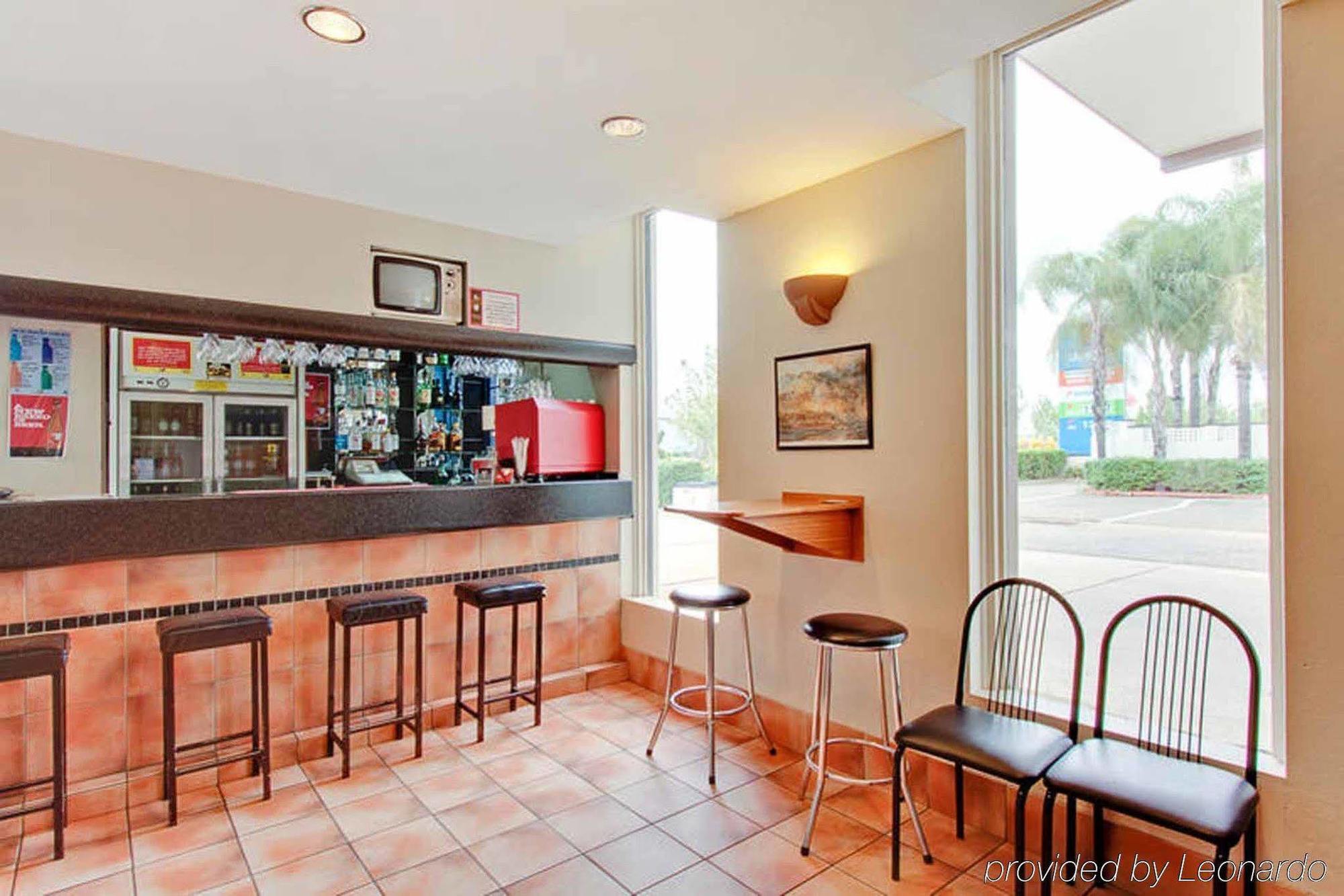 Econo Lodge Griffith Motor Inn Ресторант снимка